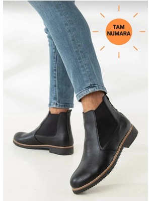 Belirtilmemiş Siyah Chelsea Yarım Bot 42 Numaralı Dış Materyal ve Düz Topuklu Tasarım