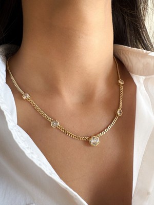 Aurah Çiçek Detaylı Taş Kolye