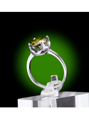 Yıldırım Yeşil Tektaş Görünümlü 925 Ayar Gümüş Yüzük – Zarif ve Modern Tasarım