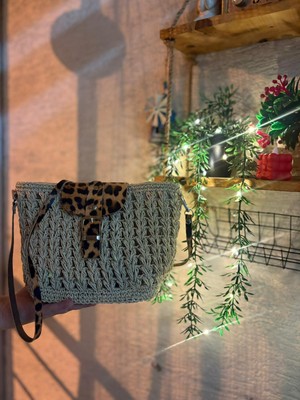 El Yapımı Hasır Örgü Omuz Çantası – Leopar Desenli Detaylı
