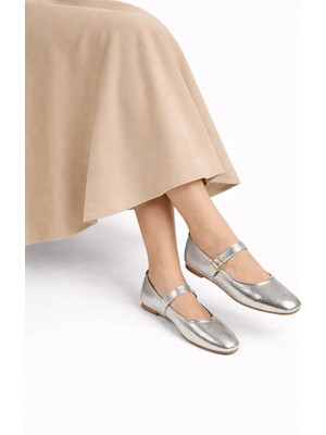 Moda Ayra Saura Gold Tokalı Kadın Babet – Parlak Metalik Yılan Desenli Rahat Günlük Ayakkabı