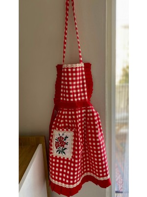 Özbience Kırmızı Kanaviçe Detaylı Şık Mutfak Önlüğü