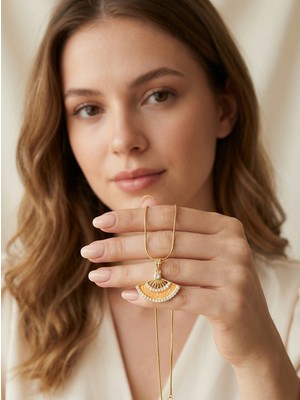 Craftique Yelpaze Formlu Zirkon Taşlı Altın Renk Kadın Çelik Kolye – Şık ve Zarif Özel Tasarım