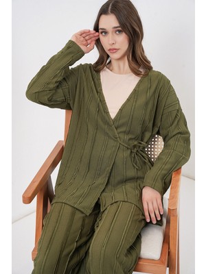 Hiccup Kadın Bdart Dokulu V Yaka Bağlama Detaylı Kimono ve Geniş Paçalı Pantolon Takımı Haki Yeşil