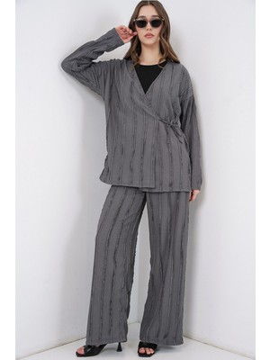 Hiccup Kadın Bdart Dokulu V Yaka Bağlama Detaylı Kimono ve Geniş Paçalı Pantolon Takımı Gri