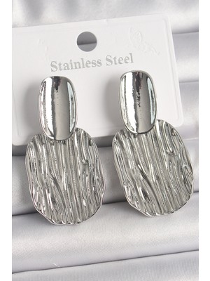 FRY Pirinç Gümüş Renk Işlemeli Kare Plaka Model Kadın Küpe