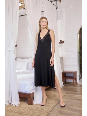 Moda Şahsenem Göğüs ve Sırt Dekolteli Dantelli ve Yırtmaçlı Gecelik