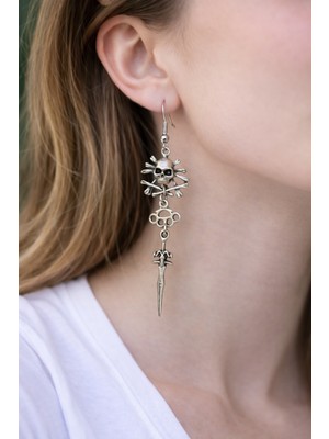 Herşey Nota Kafatası ve Sivri Figür Detaylı Sallantılı Metal Küpe – Çok Parçalı Tasarım