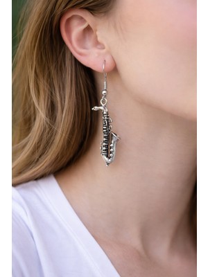 Herşey Nota Saksafon Figürlü Sallantılı Metal Küpe – Enstrüman Tasarım