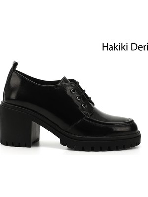 Gönderi® Kadın Siyah Rugan Bağcıklı Orta Kalın Topuklu Hakiki Deri Ayakkabı