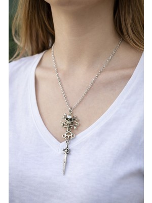 Herşey Nota Kafatası ve Sivri Figür Detaylı Metal Kolye – Zincirli Tasarım