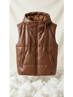 Deseo Boutique Kadın Kahverengi Renk (MAX42 Beden) Suni Deri Kapşonlu Cepli Kolsuz Puf Yelek Mont