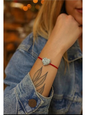 Kırmızı Ipli Gümüş Renk Zirkon Taşlı Kalpli Kırmızı Ipli Bileklik