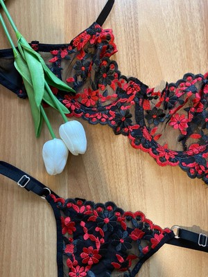 Feenia Kırmızı Çiçek Işlemeli Siyah Tül Sütyen Takım