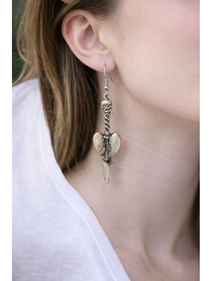 Herşey Nota Kafatası ve Kalp Figürlü Uzun Sallantılı Metal Küpe – Çok Parçalı Tasarım