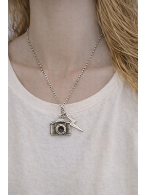 Herşey Nota Kamera ve Yıldırım Figürlü Metal Kolye – Zincirli Tasarım