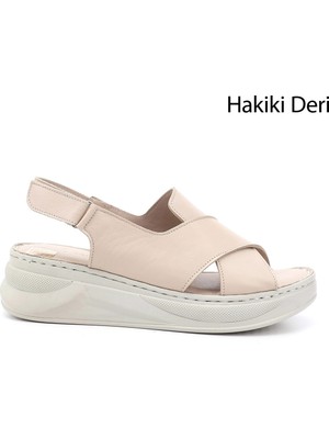 GÖNDERİ Kadın Bej  Cırt Bantlı Dolgu Topuk Hakiki Deri Comfort Sandalet