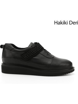 Gönderi(r) Kadın Siyah Dolgu Taban Taş Detaylı Hakiki Deri Ayakkabı