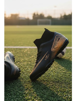 Enoch Lion Serisi Siyah Gold Detaylı Bilekli Halı Saha Ayakkabısı