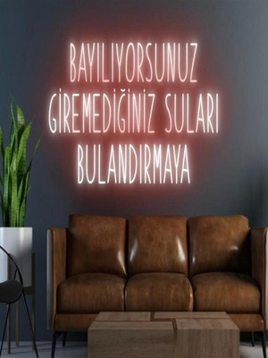 Biz Bu İşin Keyif Kısmındayız Bayılıyorsunuz Giremediğiniz Suları Bulandırmaya Yazılı Neon Tabela
