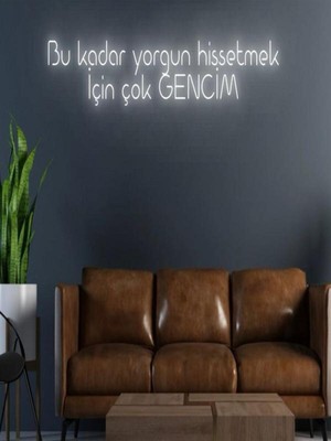 Biz Bu İşin Keyif Kısmındayız Bu Kadar Yorgun Hissetmek Için Çok Gencim Yazılı Neon Tabela