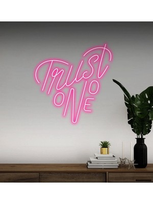 Biz Bu İşin Keyif Kısmındayız Trust No One Yazılı Neon Tabela