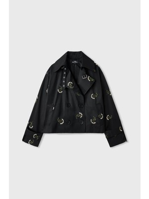 Merve Gültekin Yakası Kemerli Kısa Nakışlı Trenç