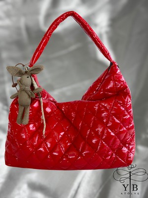 El Yapımı Ayıcık Charm Detaylı Kırmızı Rugan Çanta