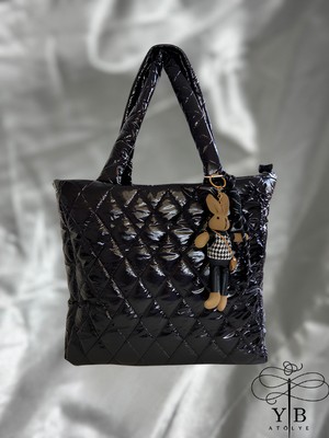 El Yapımı Ayıcık Charm Detaylı Siyah Rugan Çanta