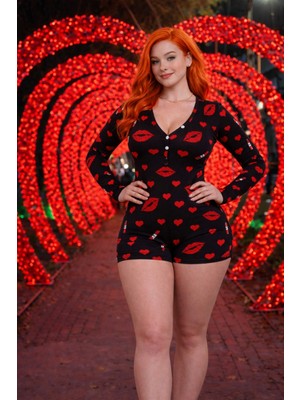 Byen Giyim Romantik Gece Siyah Dudak Desenli Tulum – 14 Şubat’a Özel Feminen Stil