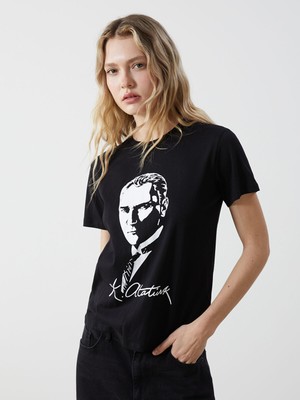 Lc Waikiki Yeni Sezon Bisiklet Yaka Atatürk Temalı Kadın Tişört