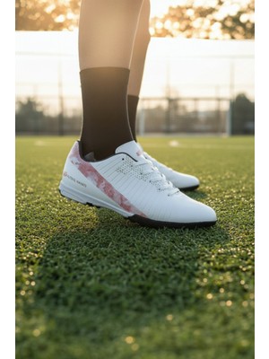 Enoch Beyaz Profesyonel Grafik Panelli Çok Dişli Halı Saha Ayakkabısı
