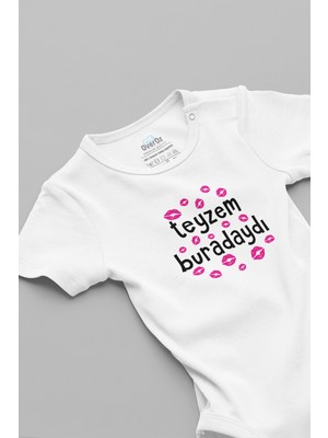 Overoz Teyzem Buradaydı Yazılı Öpücük Baskılı Kısa Kollu Beyaz Bebek Body Zıbın 5121