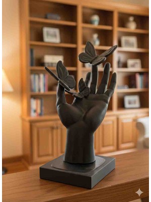 Özgürlüğün Dokunuşu Adlı El Üzerinde Uçuşan Kelebekler