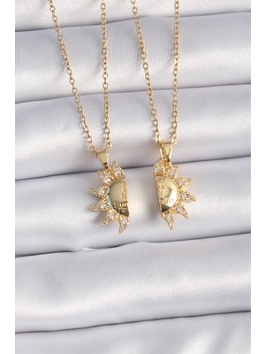 Calperia 316L Çelik Gold Renk Zirkon Taşlı Güneş Model Işleme Yazı Detay Arkadaş Kolyesi - TJ-BKO9288