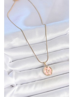 Calperia 316L Çelik Gold Renk Zincir Pembe Mineli Çiçek Işlemeli Portre Model Kadın Kolye - TJ-BKO10165