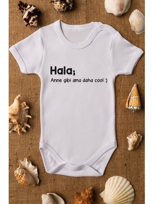 Overoz Hala Anne Gibi Ama Daha Cool Yazılı Kısa Kollu Beyaz Bebek Body Zıbın 5054