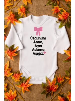 Overoz Üzgünüm Anne Aynı Adama Aşığız Yazılı Uzun Kollu Beyaz Bebek Body Zıbın 5051