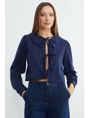FullaModa Önden Bağlamalı Bebe Yaka Crop Bluz