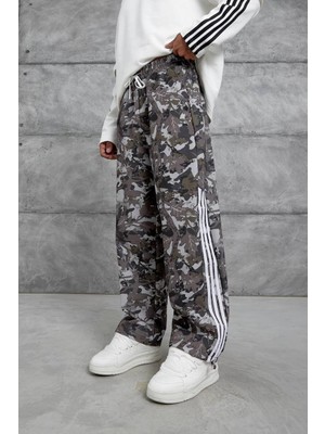 Yanları Beyaz Şeritli Kamuflaj Baskılı Paraşüt Eşofman