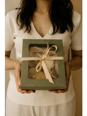 Doğal Şıklık Hediye Seti – Şakayık Mum, Zeytin Sabunu ve Kuru Çiçek Demeti