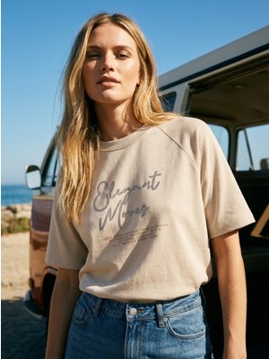 Amia&Co. %100 Pamuk Bej Kısa Kollu Bisiklet Yaka Baskılı Taş Işleme Detaylı Kadın T-Shirt