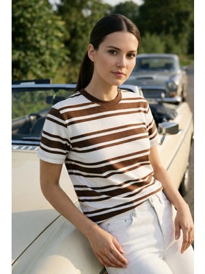 Amia&Co. %100 Pamuk Beyaz - Kahve Çizgili Bisiklet Yaka Kısa Kollu Kadın T-Shirt