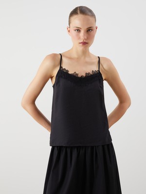 Lc Waikiki Yeni Sezon V Yaka Dantel Detaylı Askılı Modal Karışımlı Bluz