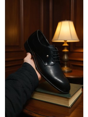 Enoch Hakiki Deri Siyah Mikro Dokulu ve Metal Amblemli Derbi Erkek Klasik Ayakkabı