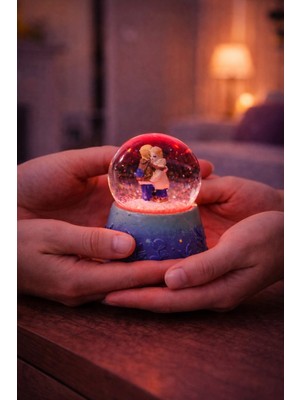 Marsilyan Sarılan Sevgililer Temalı Led Işıklı Kar Küresi 9 cm – Romantik & Anlamlı Sevgili Hediyesi