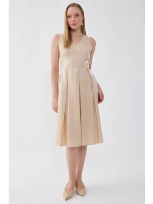 Vitrin V Yaka Kuşaklı Önü Pileli Parlak Kumaş Elbise
