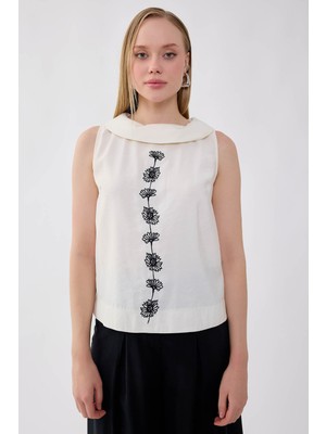 Vitrin Önü Çiçek Nakışlı Sıfır Kol Bluz