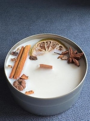 Aesco Metal Kutuda Ahşap Fitilli, Sandal Ağacı ve Vanilya Kokulu Tamamen Bitkisel Soya Mumu