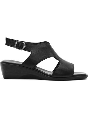 Derimod Kadın Siyah Tokalı Dolgu Topuklu Deri Sandalet 26SFD151818